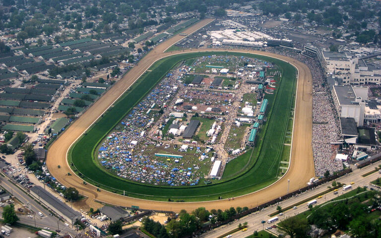 Die Rennbahn des traditionell am ersten Samstag im Mai stattfindenden Kentucky Derby, Louisville, Kentucky, USA © Chad Palmer / Shutterstock.com