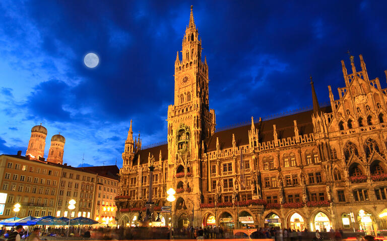 Rathaus am Marienplatz mi Zentrum Münchens bei Nacht © gary718 / Shutterstock.com